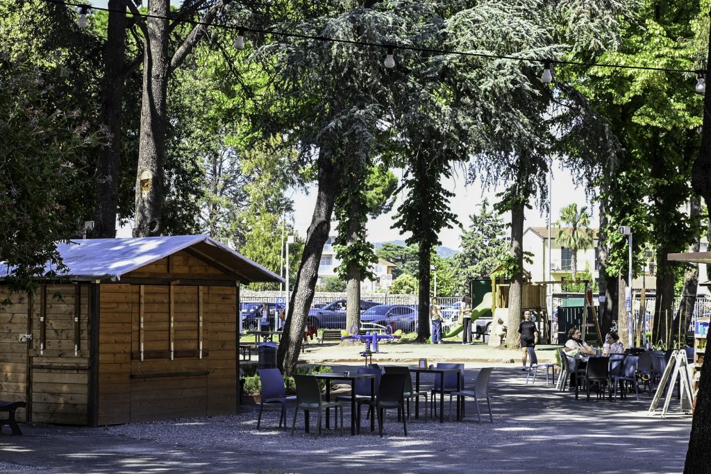 Container bar del Loapark con dehor sotto gli alberi
