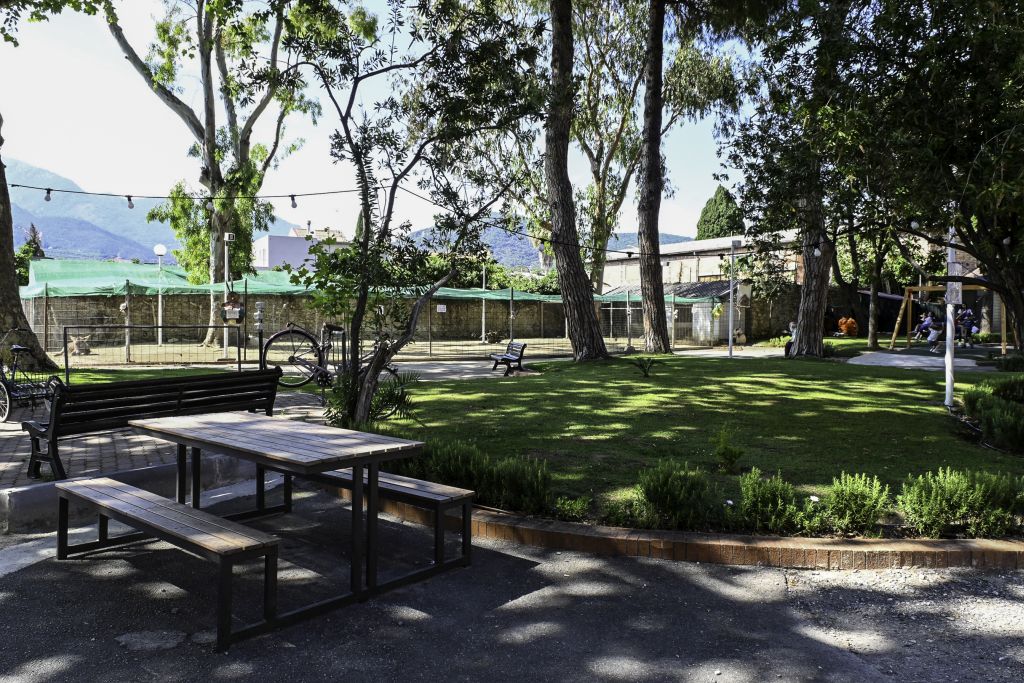 Area relax e picnic con tavoli nel verde