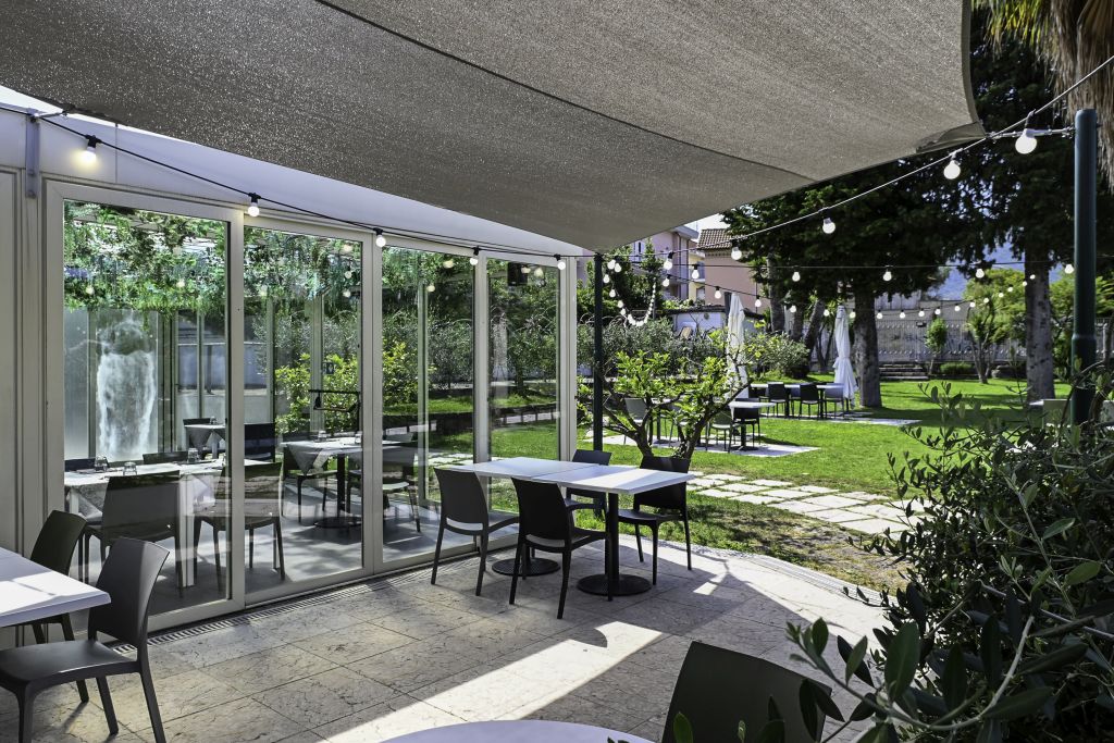 Dehor del ristorante Il Giardino di Loa con vista sul prato